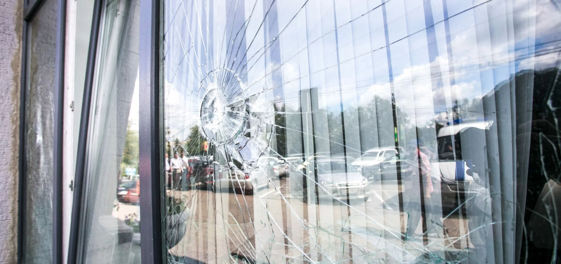 Intervention vitrier à Mougins : Quand faut-il réparer plutôt que remplacer ?