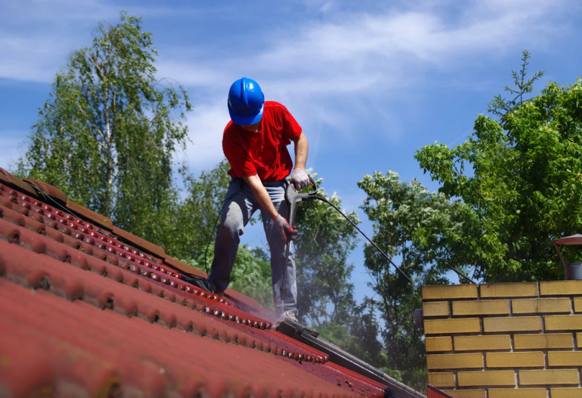Rénovation de toiture : démoussage, hydrofugation et entretien, comment protéger durablement son toit ?