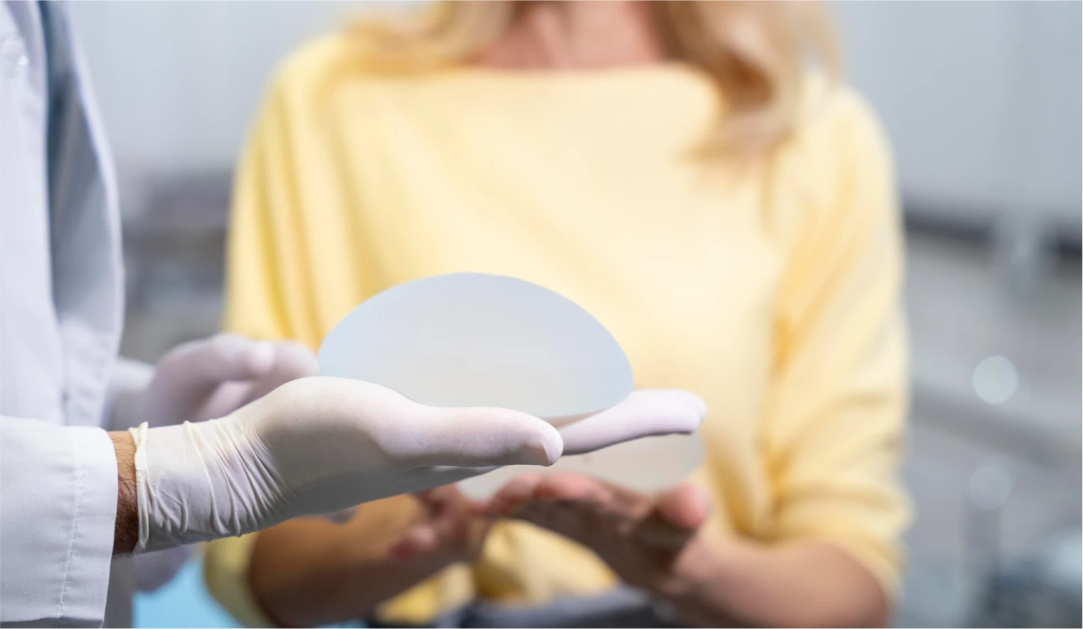 Prothèse mammaire à Marseille : comment choisir un implant en harmonie avec sa silhouette ?